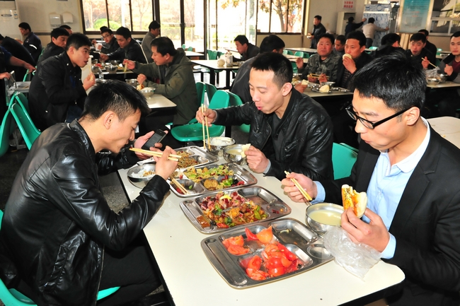 运河煤矿：加强食堂监督 提升服务质量