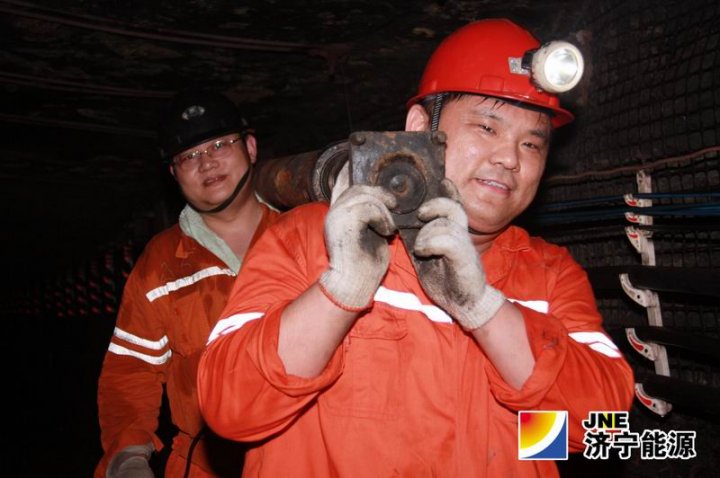 太平煤矿党员干部下井劳动上好“实践必修课”