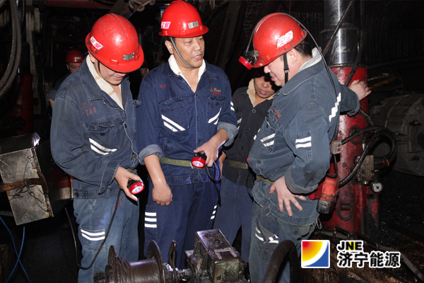 张广宇到义桥煤矿检查指导工作时强调：要加快推进机械化、自动化、信息化工作，降低职工劳动强度，实现减人提效