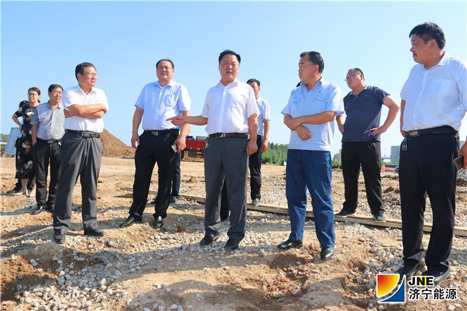 1535925171728183.jpg 新2018年9月1日,梁山县委常委、县委办公室主任李士兵率队到济矿物流进行济宁市重点项目现场观摩点调研指导(路英杰)_副本.jpg