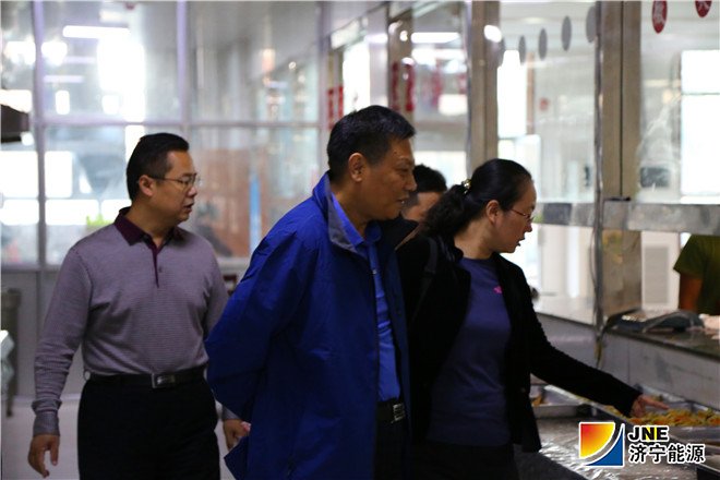 1536810761382294.jpg 2018年9月8日,张广宇、孟进在朱家峁煤矿检查职工食堂(胡彬摄)_副本.jpg