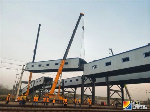 物流公司跨铁路廊道吊装工程顺利完成