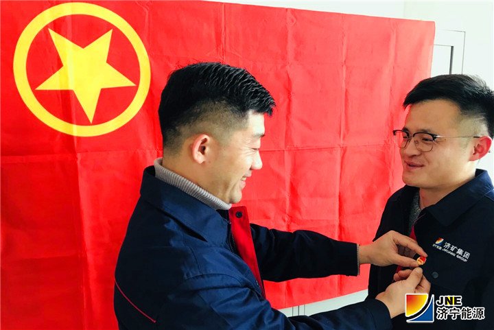 1551161213405574.jpg 2019年2月23日,安居煤矿开展“带团徽、亮身份、做表率、当先锋”活动(徐姗姗摄).jpg