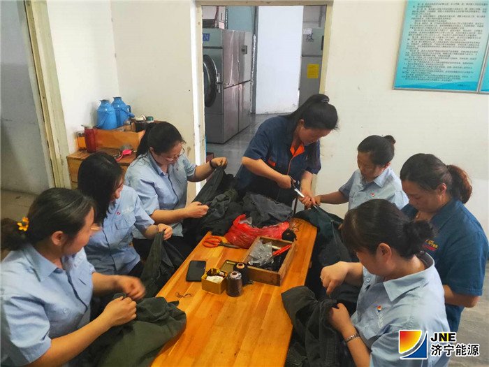 1561076454269809.jpg 2019年6月19日,运河煤矿女工协管员“将安全缝到衣服里”(张弘).jpg