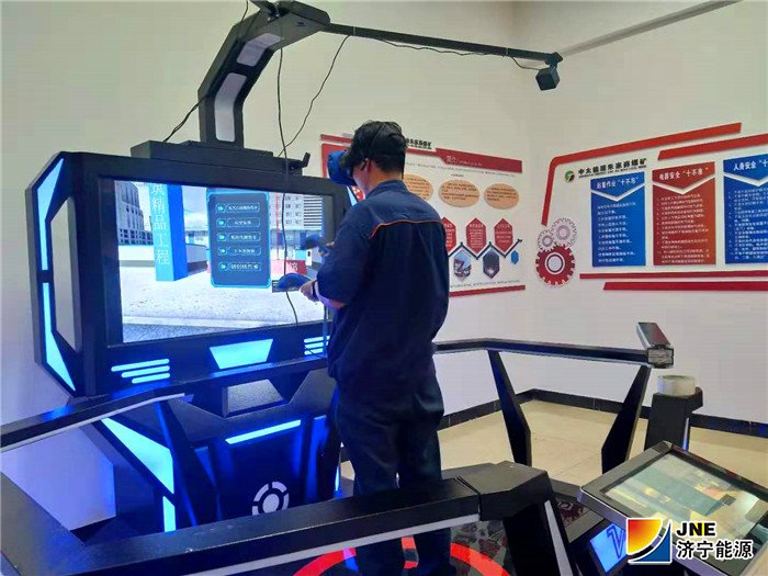 1563414944960641.jpg 2019年7月17日,朱家峁煤矿职工在VR仿真体验式接受安全教育(杨树然摄)_副本.jpg