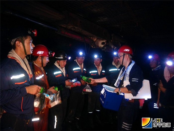 1563756244325191.jpg 2019年7月18日,花园煤矿机关党支部组织开展“对照现场找差距暨送清凉到前沿”活动.jpg