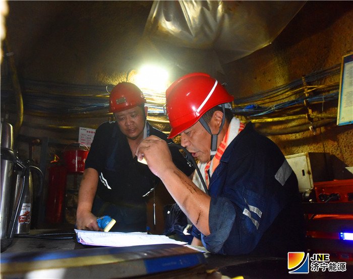 三、8月16日 集团公司党委副书记、总经理张广宇在霄云煤矿井下查看干部带班签字情况（范栋 摄）.jpg
