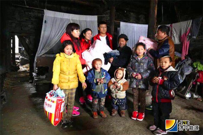 1566356045113776.jpg 2016年11月25日湘西凤凰赠送衣物.jpg