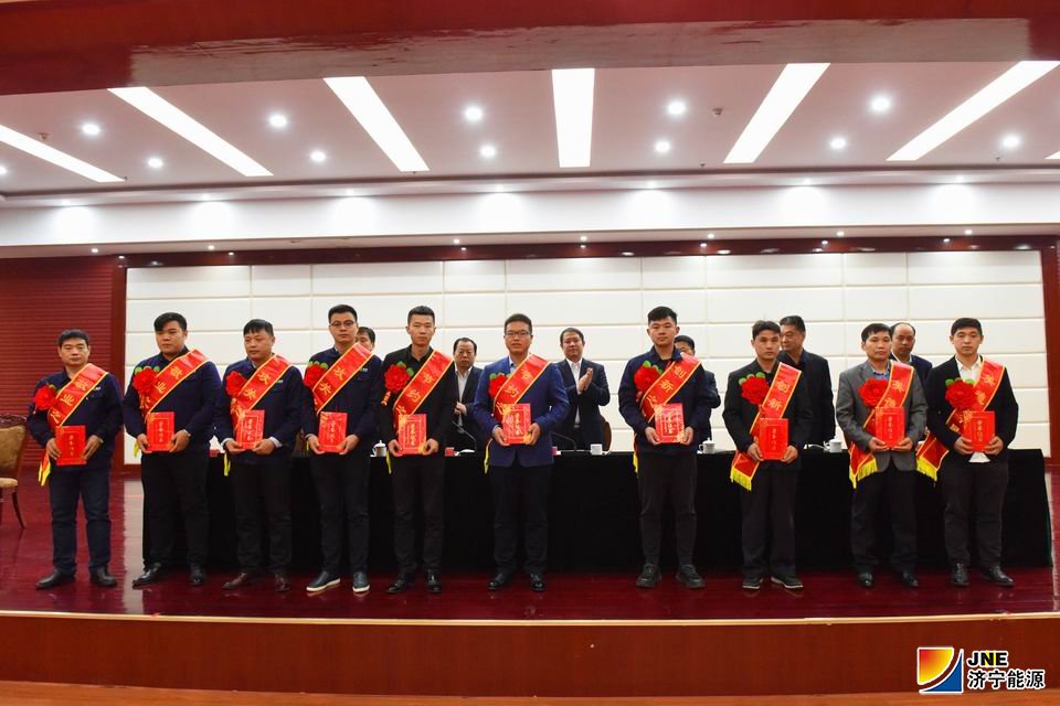 1572831291128768.jpg 2019年10月26日,霄云煤矿对三季度评选的十大“星级员工”进行表彰(摄影:范栋).jpg