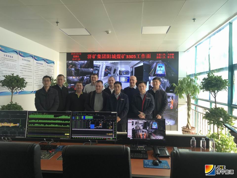 1576664301884543.jpg 2019年12月13日,俄罗斯沃尔库塔煤业公司客人到阳城煤电参观交流.jpg