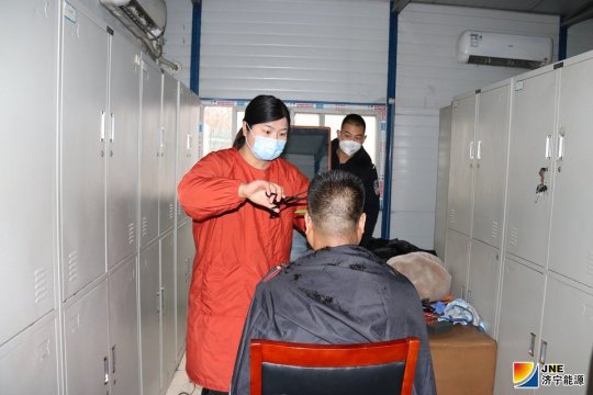 济矿物流公司邀请理发师为职工免费理发