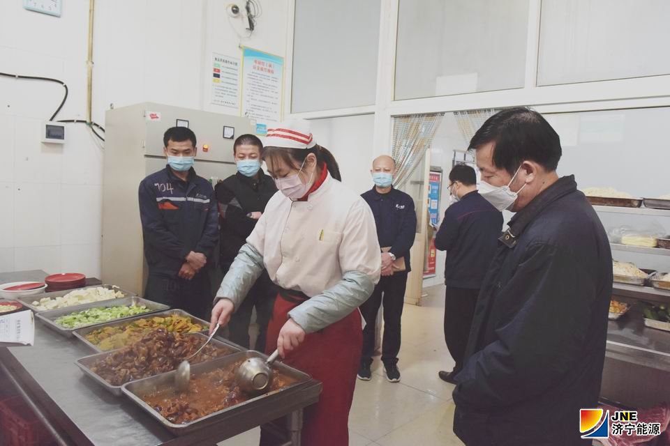 1584090149636227.jpg 霄云煤矿:职工代表参与菜价核算工作(摄影:刘晋杉)_副本.jpg