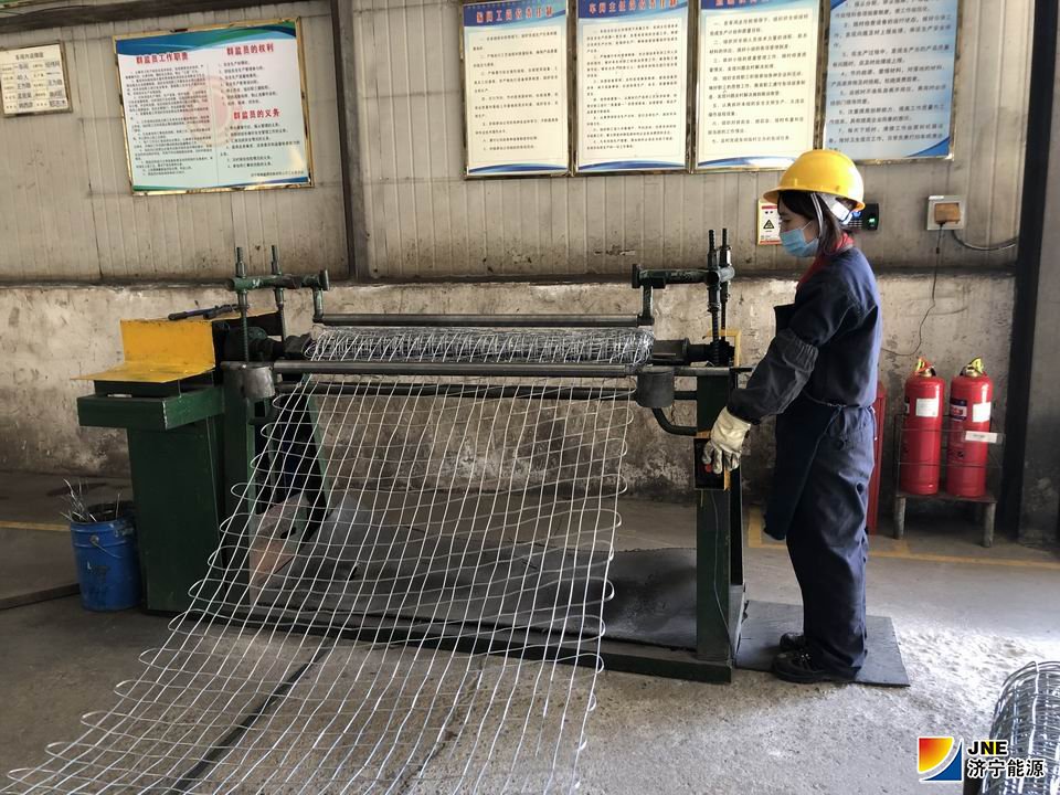 1585271411185702.jpg 2020年3月20,落陵盛源,矿用产品公司改造经纬网卷网机促安全生产(王为稳).jpg
