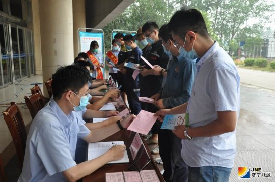 花园煤矿开展“安全生产宣传咨询日”活动