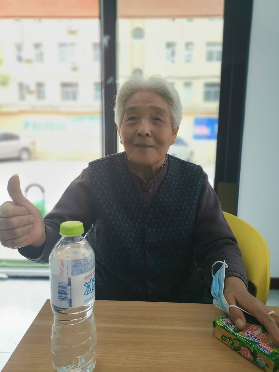 1603113293837256.jpg 民意5来听发放物资.jpg