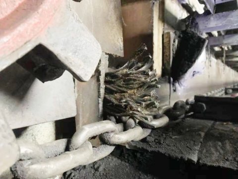 朱家峁煤矿：刮板输送机清扫器 一招解决矸石卡链