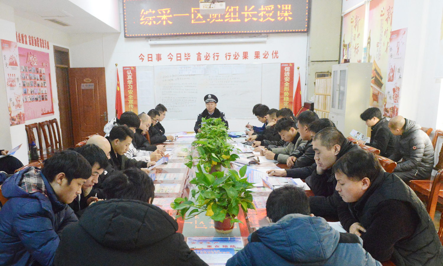 1607571041121718.jpg 霄云煤矿邀请派出所专家民警巡回给工区职工进行法制意识教育.JPG