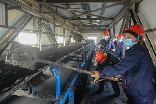 霄云煤矿女工体验一线岗位艰苦 提升主动服务意识