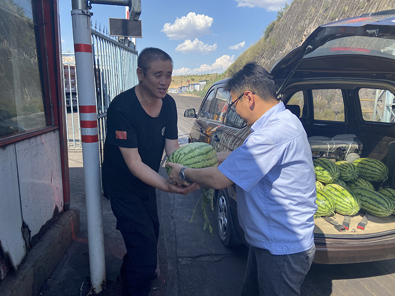 2021年7月9日朱家峁煤矿开展夏季送清凉活动（姜鹏摄） (3).jpg