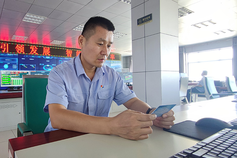 1630925908621907.jpg 2021年9月6日朱家峁煤矿小卡片发挥安全大作用(张鑫摄) (1).jpg