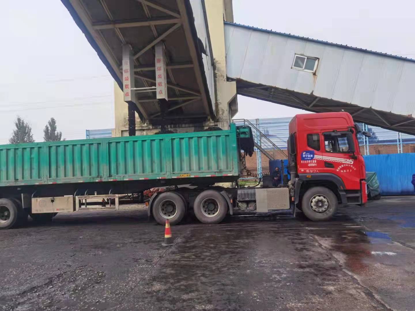 2021年10月19日，义桥煤矿保供漏斗“上岗” 确保支援电煤供应。（姜光勇 摄） (2).jpg