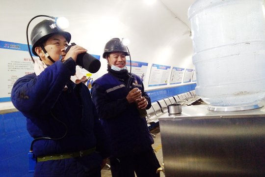我为职工办实事丨霄云煤矿为井下职工配备防爆饮水机