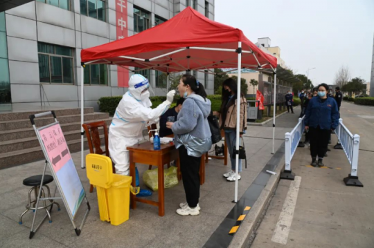 霄云煤矿为职工“搬来”核酸检测站