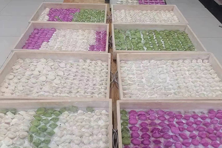 1674555392677288.jpg 2023年1月22日,运河煤矿食堂为职工们准备了彩色饺子。(地点:运河煤矿,拍摄:李健) (1).jpg