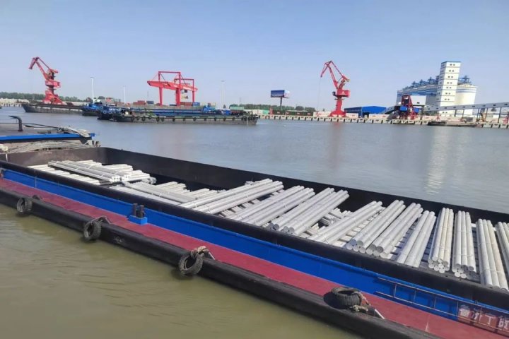 再添新货品，跃进港首单铝棒装船业务完成