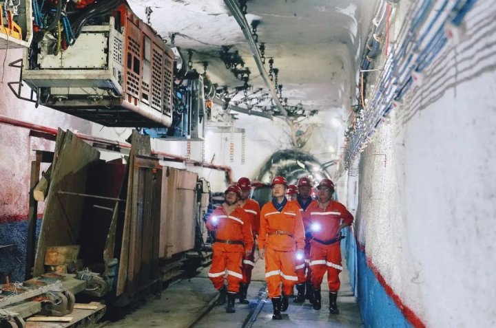 王崇景“四不两直”到义桥煤矿督导检查工作